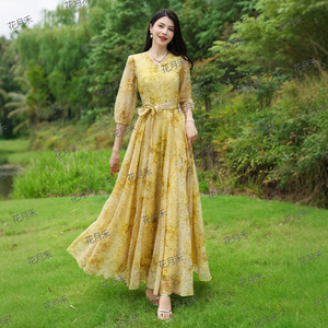 2026年春夏季新款浪漫风黄色碎花连衣裙V领收腰显瘦度假长裙
