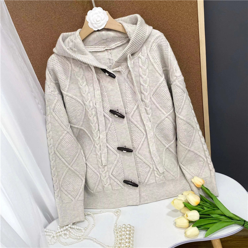 2023年秋冬新款百搭连帽针织衫外套女菱形宽松牛角扣麻花帽子开衫
