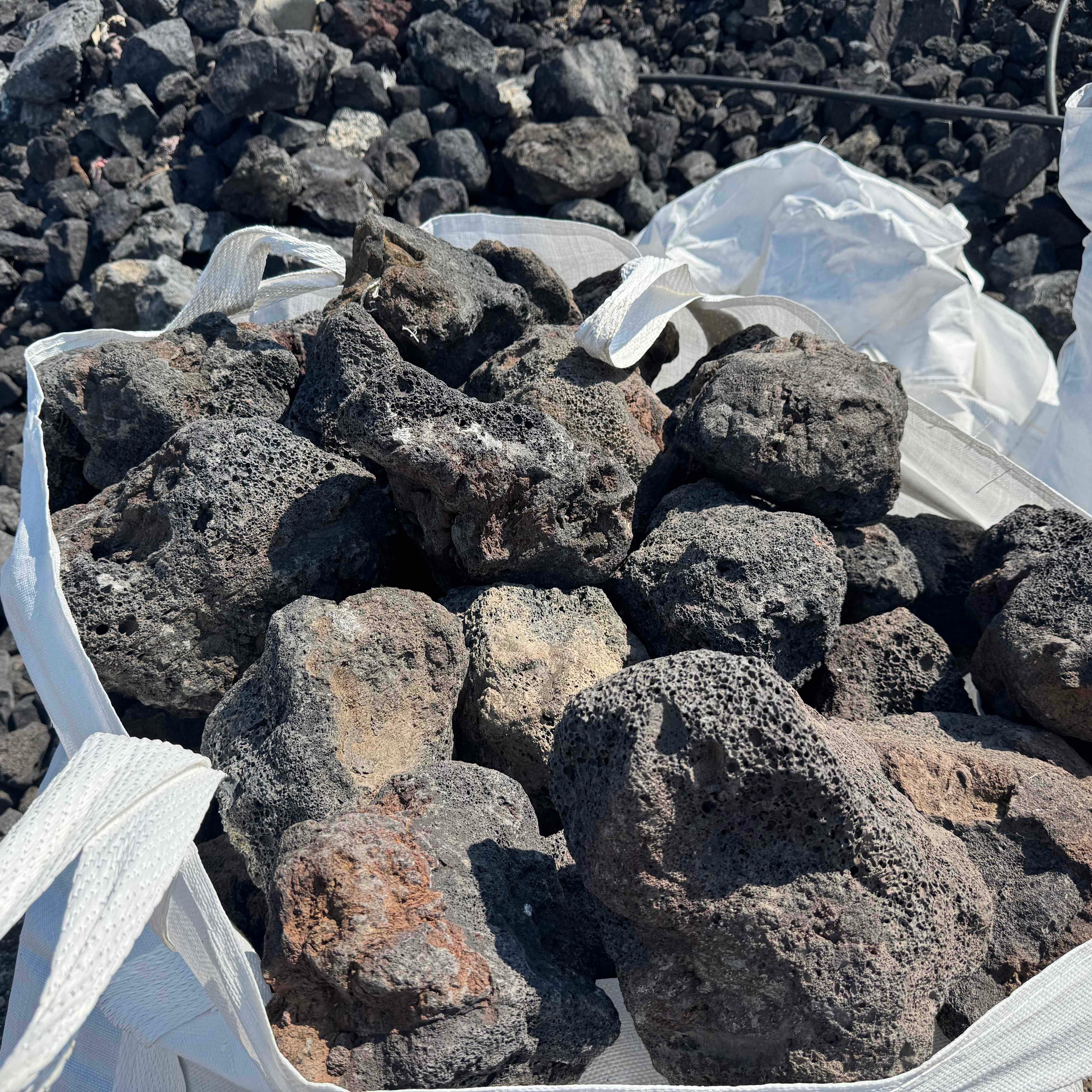 黑色大块火山石生态鱼池假山造景锦鲤鱼池火山岩草缸造景过滤