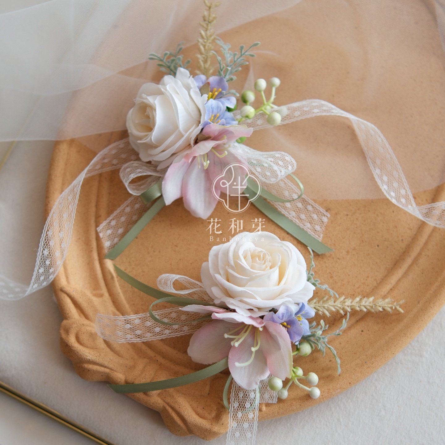原创 唯美白绿玫瑰花森系活动结婚胸花新郎伴娘姐妹团表演手腕花