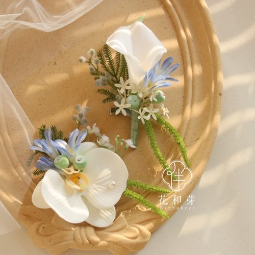 原创 唯美清新蓝白蝴蝶兰马蹄莲新伴郎结婚胸花姐妹团表演手腕花