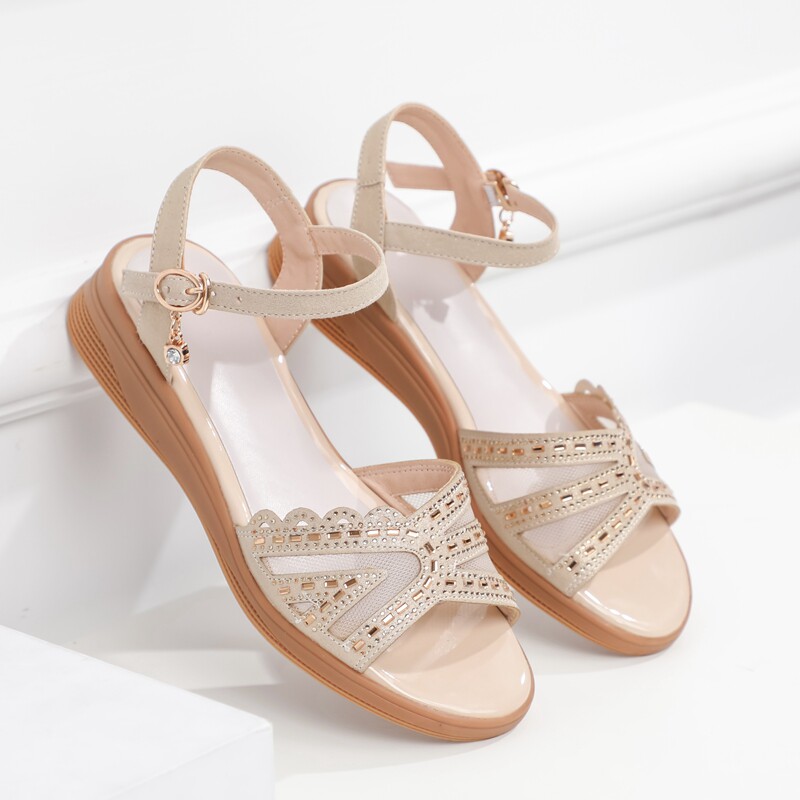 坡跟凉鞋女2026年新款夏季时尚平底真皮软底中年时装女士妈妈凉鞋