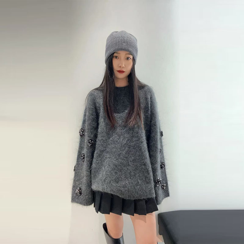 马海毛圆领钉珠毛针织衫