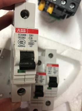 ABBS261-C6有3个开关，ABB SH 201-C10