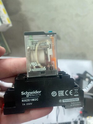 RXM2CB2BD施耐德继电器DC24V，RXM2CB2BD