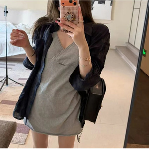 复古蓝格棉感衬衫/灰色V领卷边针织连衣裙时尚套装