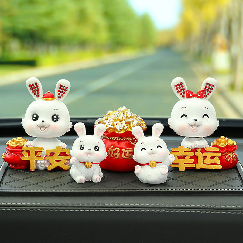 汽车中控台摇头摆件一路平安停车牌卡通装饰网红车载公仔吉祥物兔