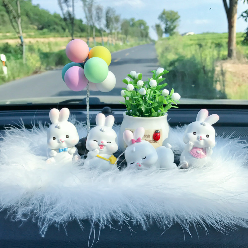 唯美羽毛小白兔车载内饰品男女个性创意车礼物汽车香水香薰摆件