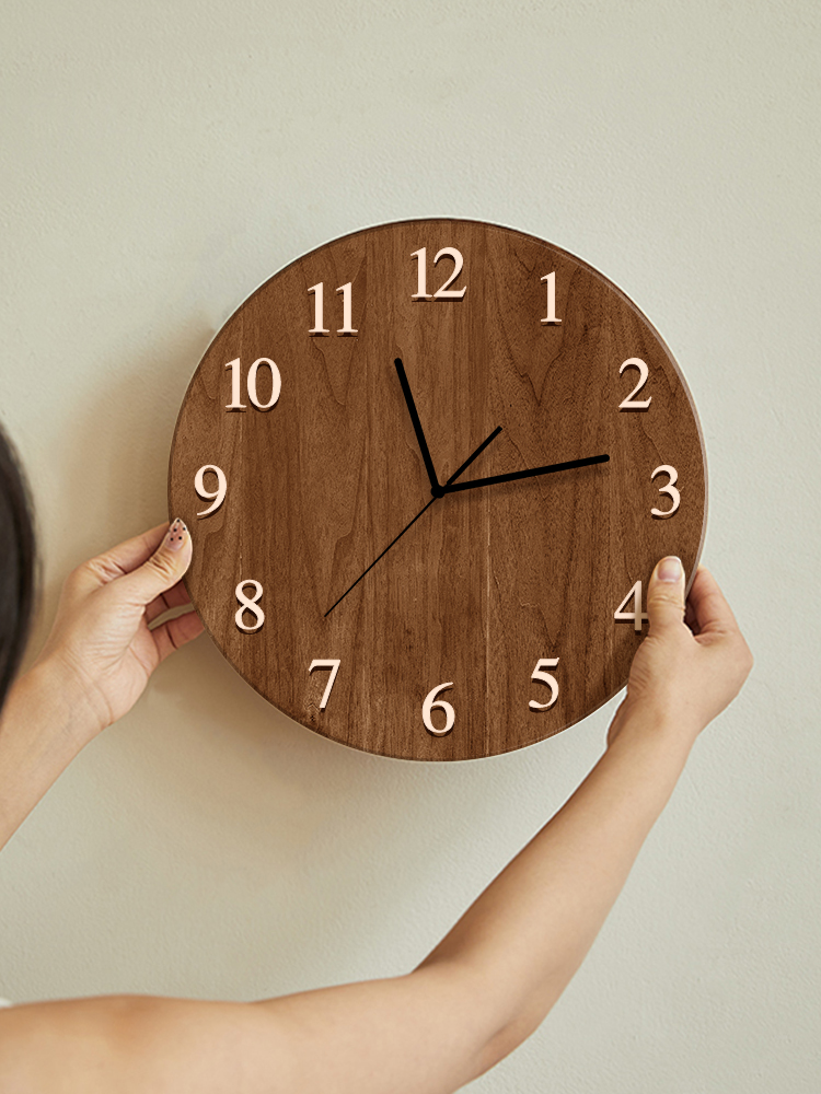 原木风客厅挂钟网红2025新款高级感钟表挂墙创意家用静音餐厅时钟