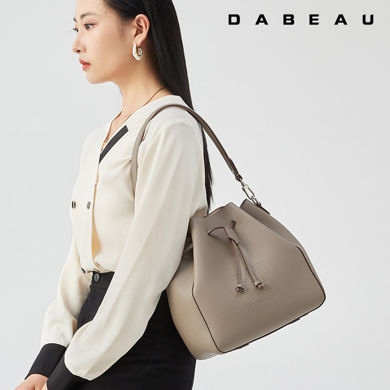 DABEAU真皮女包牛皮水桶包时尚百搭2025新款手提斜挎包单肩包包女,箱包皮具/热销女包/男包,水桶包,淘宝优惠券,粉丝福利购,淘宝优惠卷