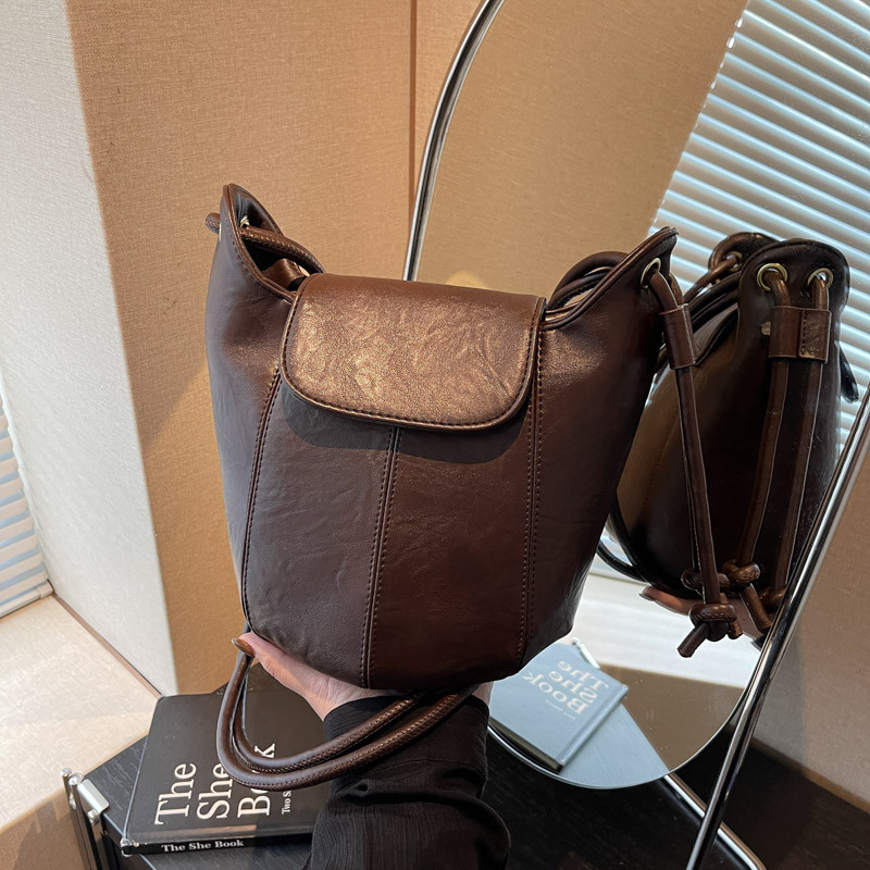 轻奢小众女包2026新款高级感复古风斜挎包百搭通勤水桶包小众风潮