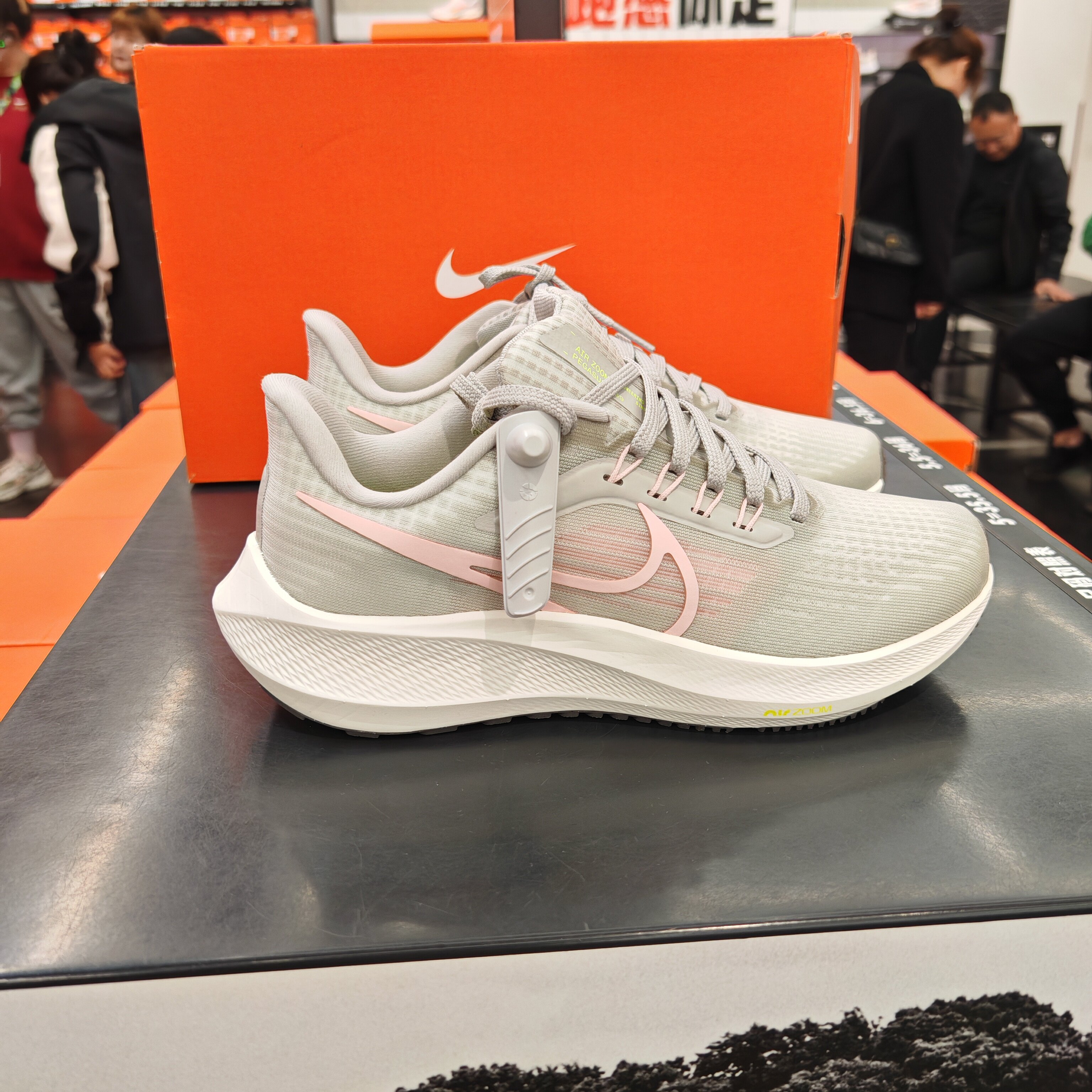 Nike耐克 AIR ZOOM PEGASUS 39 女子飞马超轻便跑步鞋DH4072