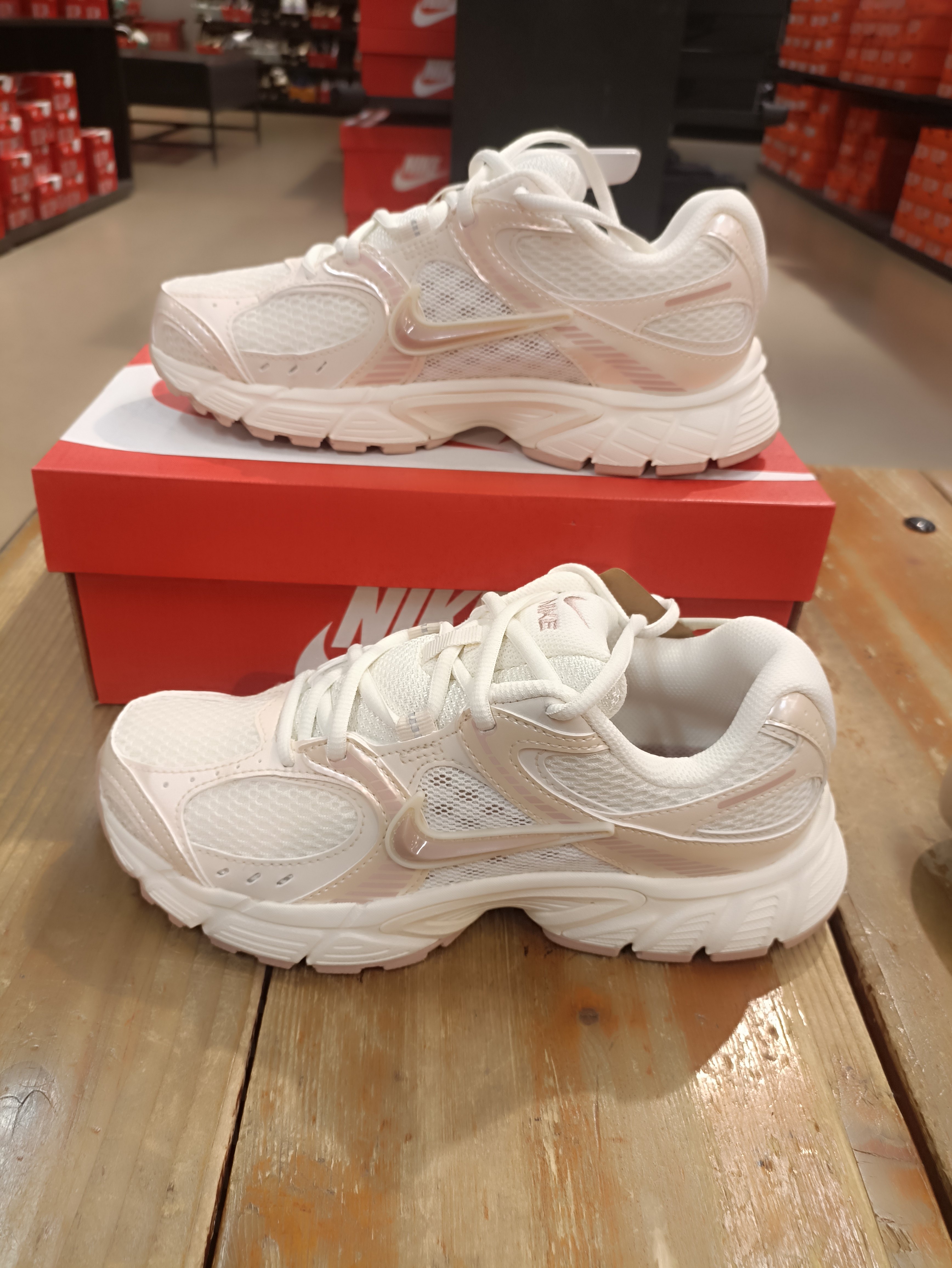 NIKE耐克OUTLETS NIKE V5 RNR舒适透气缓震休闲女子运动鞋IH5088