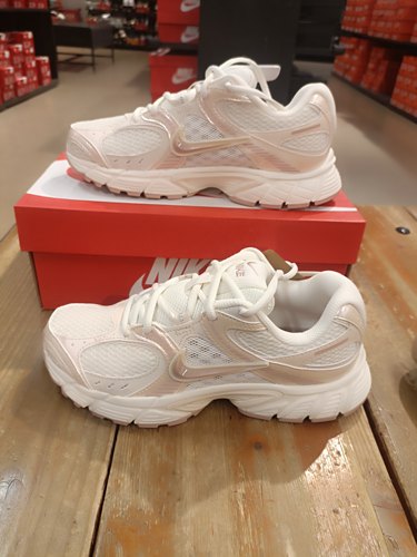 NIKE耐克OUTLETS NIKE V5 RNR舒适透气缓震休闲女子运动鞋IH5088