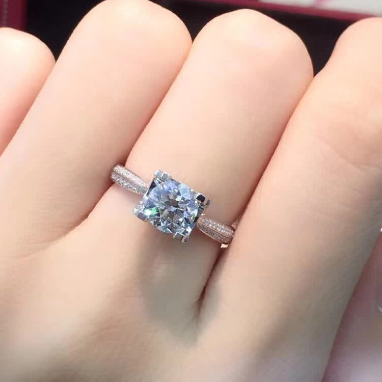 英皇金尊 群镶牛头款钻石戒指 白18k金四爪结婚钻戒定制