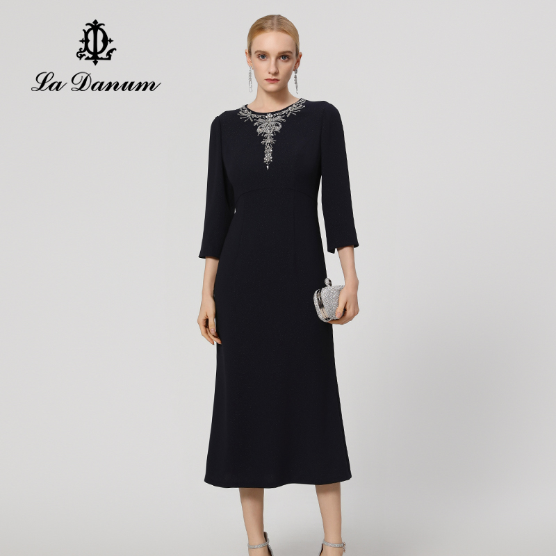 阿丹娜蓝色钉珠圆领修身连衣裙