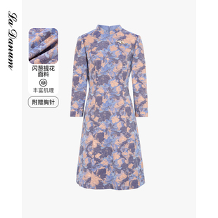 时尚 阿丹娜秋冬蓝色醋纤混纺提花闪葱旗袍立领连衣裙子含胸针女装