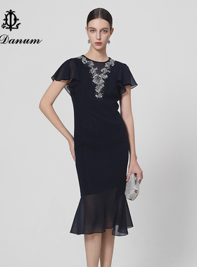 阿丹娜2025春夏新款蓝色醋纤混纺连衣裙子修身钉珠礼裙女官方正品