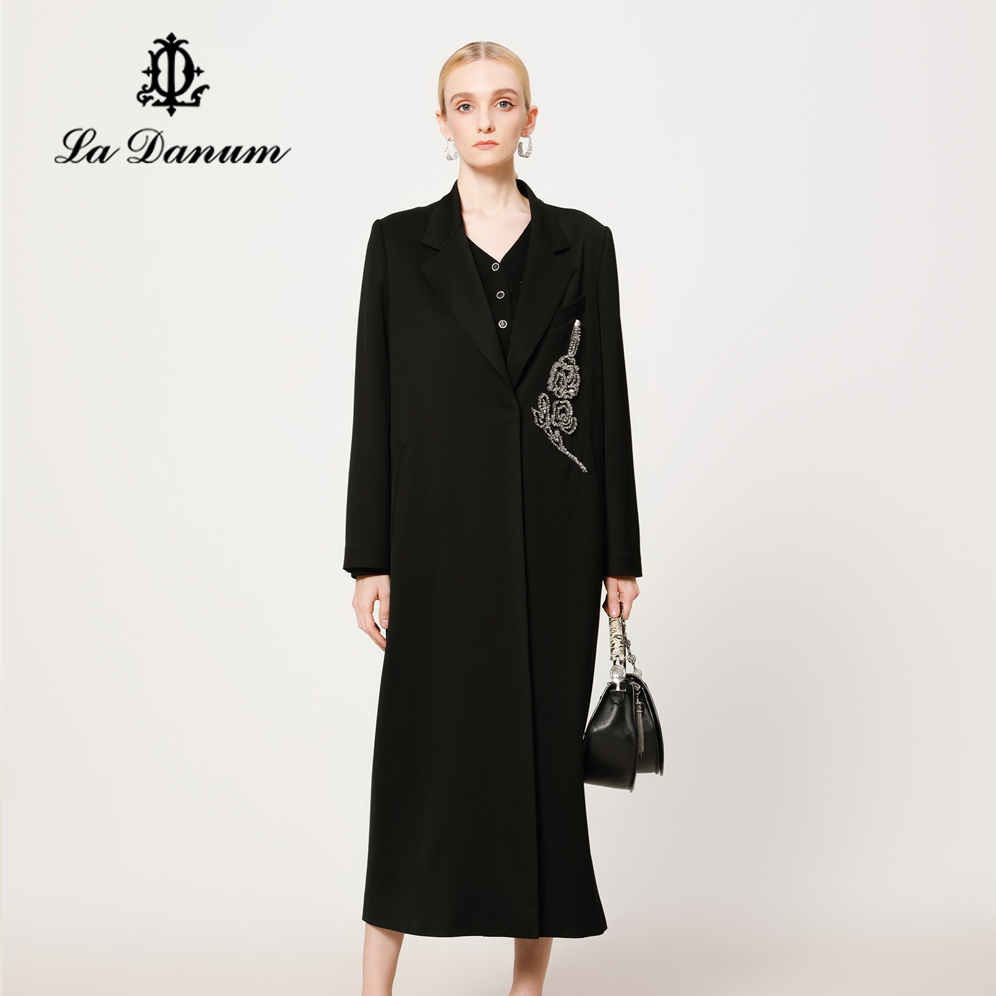 阿丹娜黑色钉珠花朵翻领长大衣