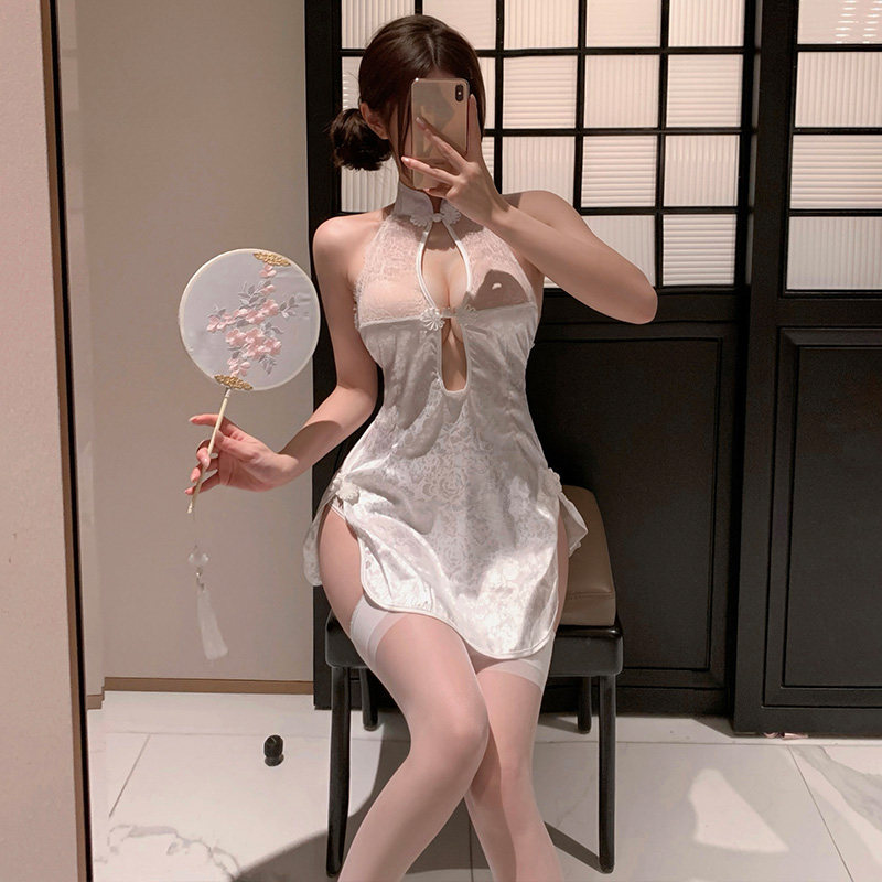 中式旗袍、领花型盘扣点、缀弧形开衩侧摆