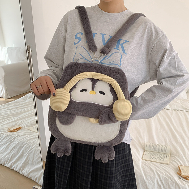 可爱企鹅毛绒两用轻便双肩包女