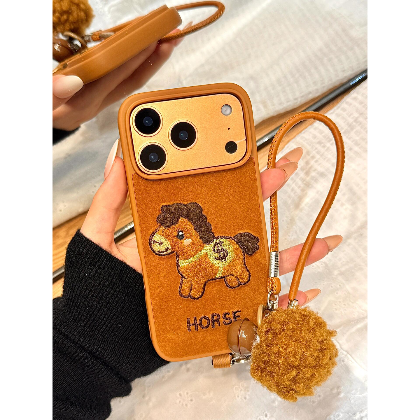 秋冬复古棕可爱刺绣小马驹适用iPhone17promax手机壳皮革苹果17新款16pro全包14防摔15pm女款17pro独特超好看