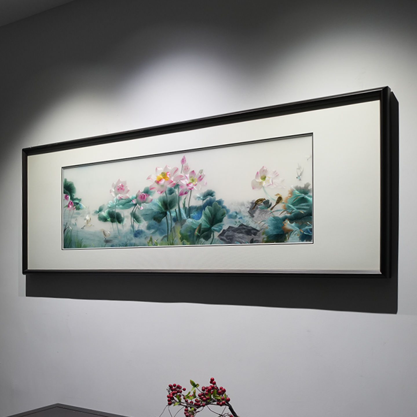 新中式刺绣映入荷花装饰画书房卧室沙发墙手工苏绣非遗实木框挂画图片