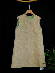 云锦百利-陆美英宋锦-五福纳祥缠枝莲蝙蝠纹圆领玉石扣百搭背心裙