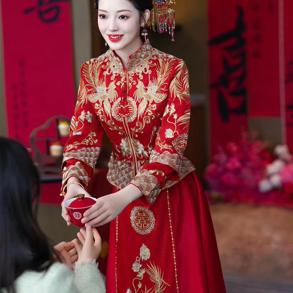 外嫁女回娘家秀禾服中式新娘礼服图片