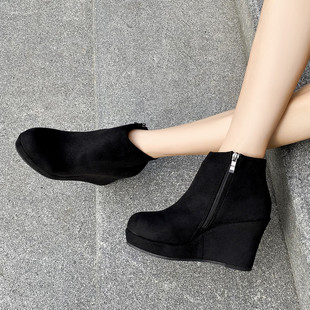 2025年秋冬新款33码厚度增高大码坡跟短靴女松糕圆头防水台高跟鞋