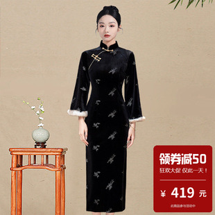 新中式黑色刺绣旗袍女2025冬季长袖加绒保暖复古日常可穿妈妈素雅