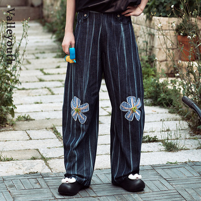 山谷少年刺绣宽松牛仔弯刀长裤