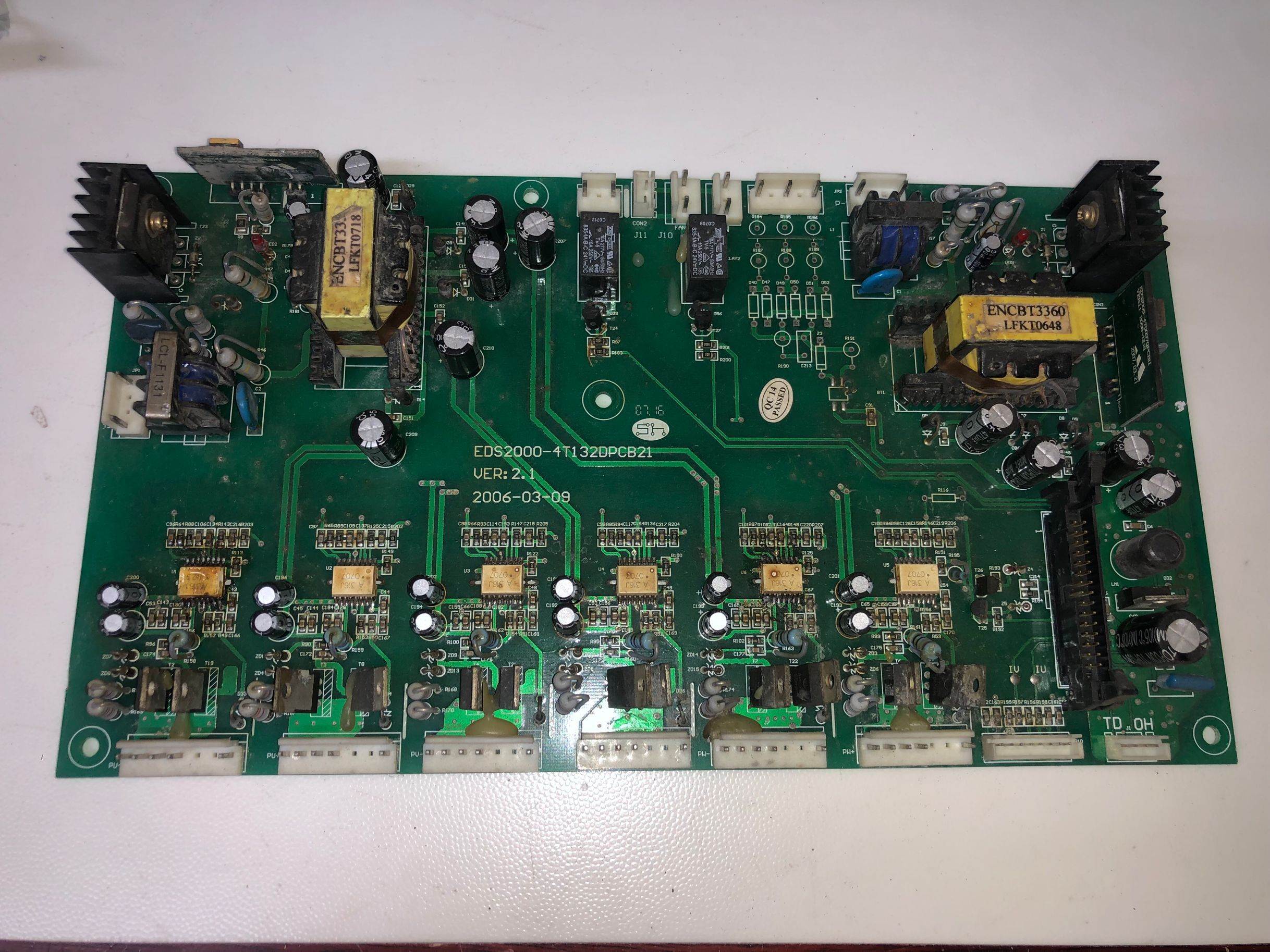 易能EDS2000-4T132DPCB21 VER2.1驱动板修过外观一般包好