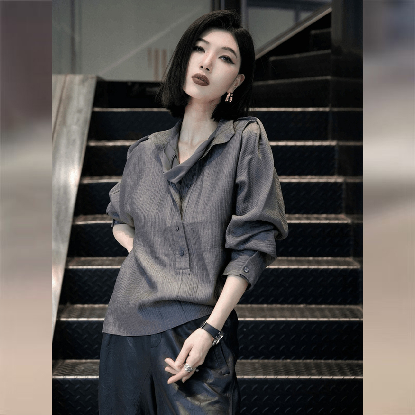 【赠送运费险】灰色半高领衬衫女