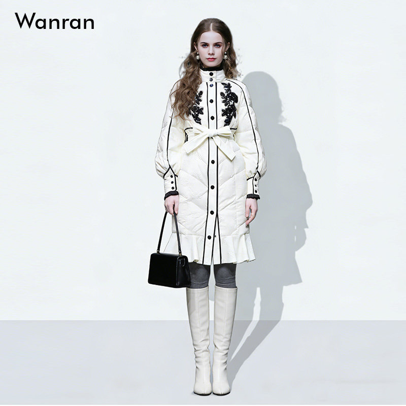 2025冬季新款时尚复古撞色贴花设计感系带收腰中长款加厚羽绒服女