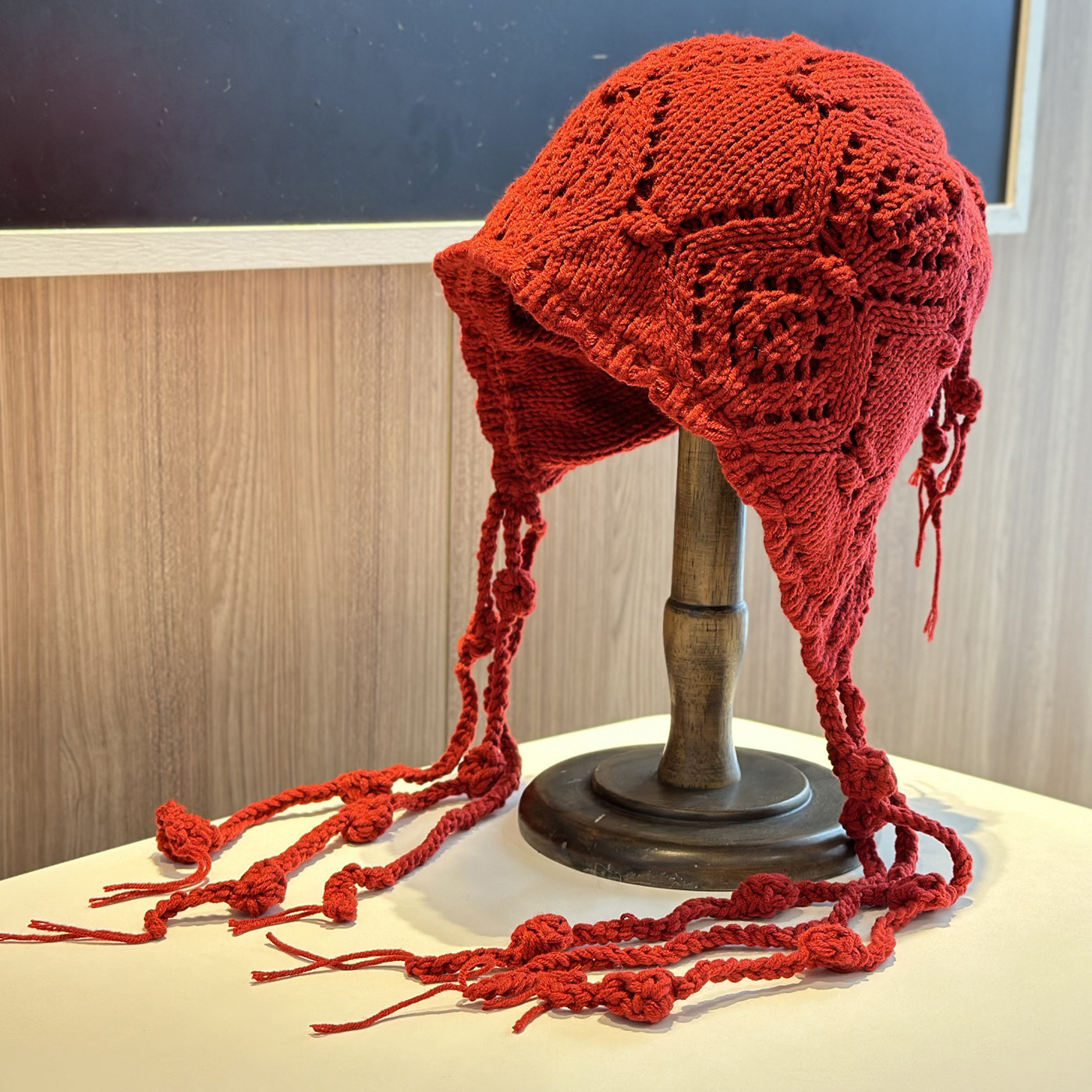 手工钩针镂空包头帽子女红色不规则流苏保暖护耳后开叉纯色针织帽