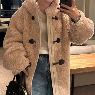 元 羊羔毛连帽外套牛角扣皮毛一体大衣 派bluepops2025冬新款