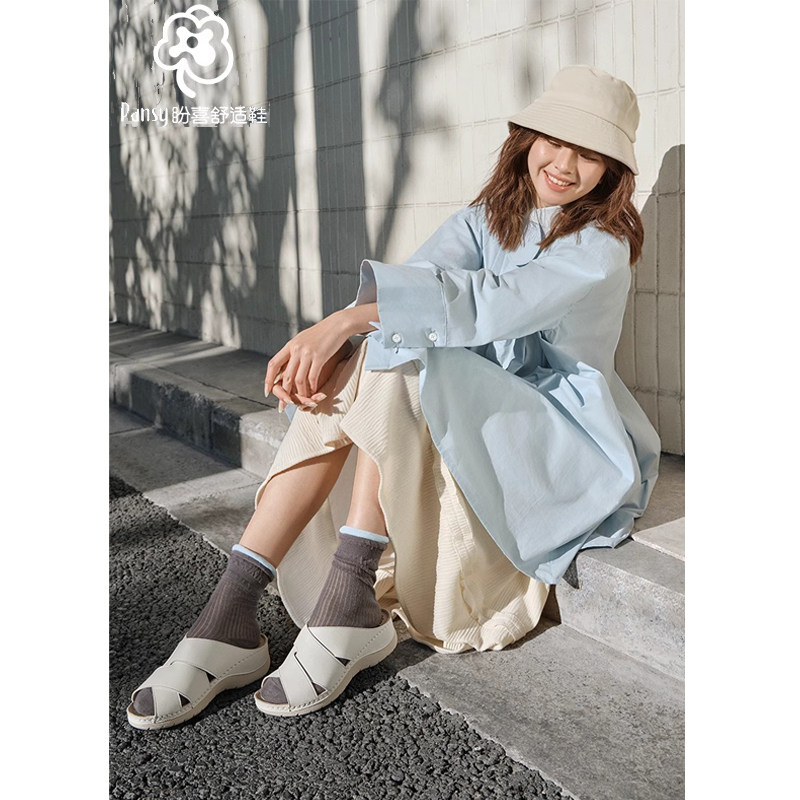 Pansy日本夏季新款女士凉鞋交叉带加宽轻便舒适坡跟外穿凉拖鞋