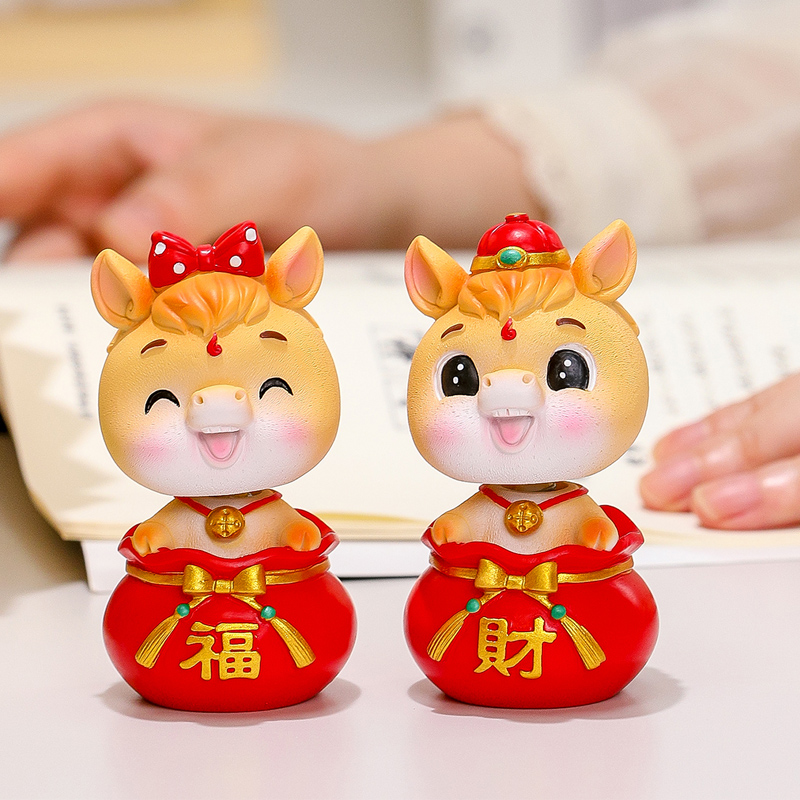 国潮马小摆件2026年新款车载摇头吉祥物生肖马公仔中控台车载饰品