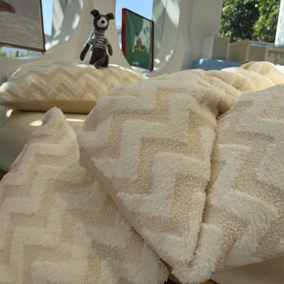 兔兔圈圈绒简约奶杏条纹四件套