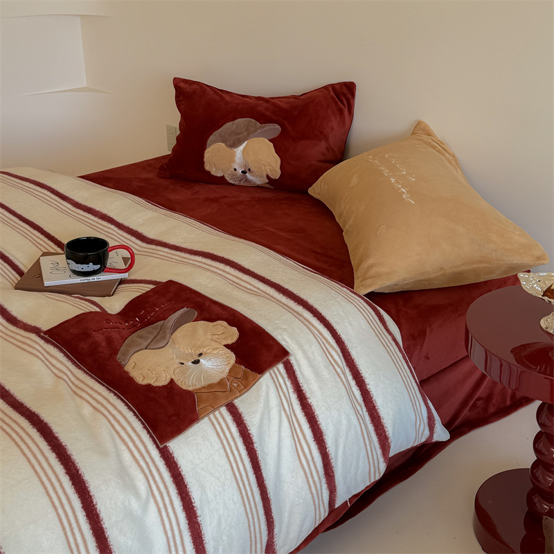 牛奶绒刺绣条纹贝雷狗狗四件套