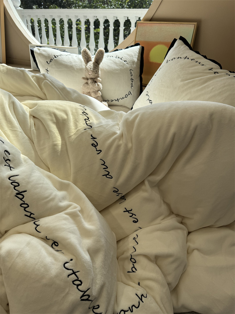 法式牛奶绒刺绣莫妮卡白四件套