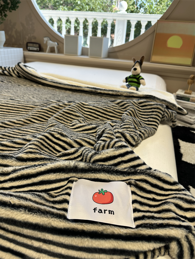 兔兔绒条纹奶咖毛毯泰迪绒午休毯