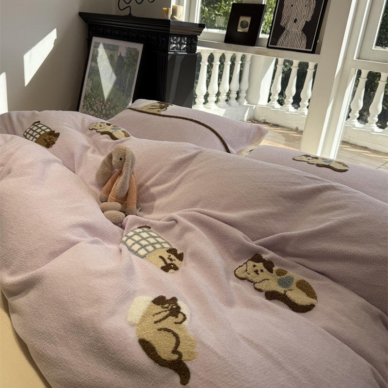 淡紫色躺平猫毛巾绣牛奶绒四件套