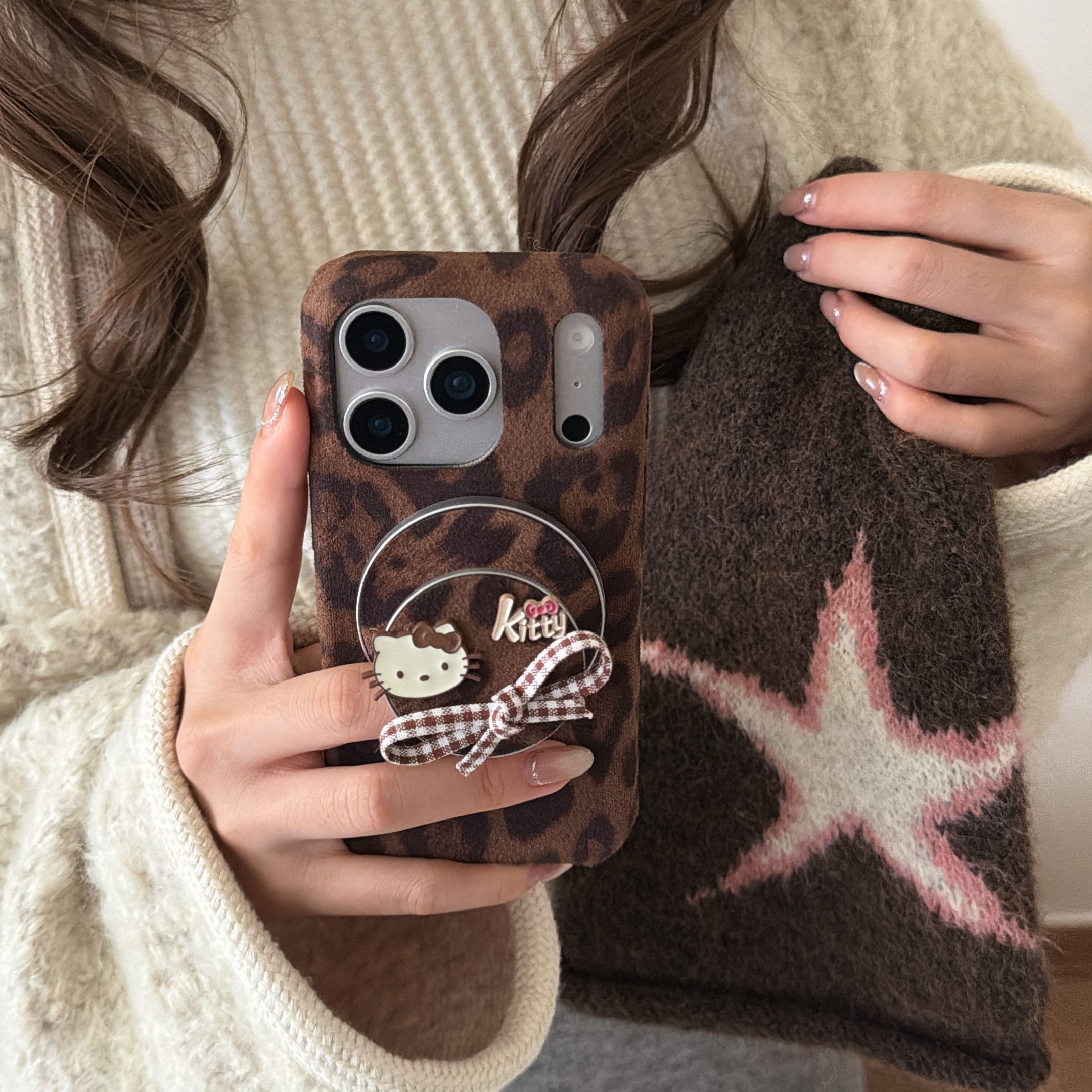 适用苹果17ProMax新款手机壳秋冬绒布豹纹iPhone17磁吸支架16pro绒布15爆款可爱kt猫14女款13全包防摔保护套