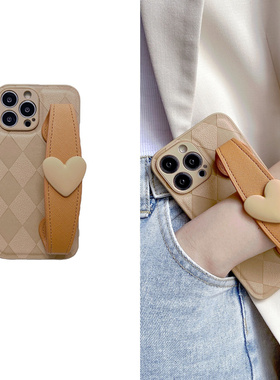 适用苹果14手机壳13高级感防摔16pro保护套iphon15promax复古风菱格爱心腕带支架plus全包软壳12斜挎挂绳11女