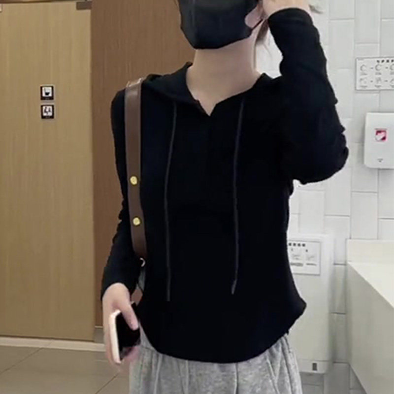 黑色长袖t恤带帽打底衫女2026新款春秋休闲连帽卫衣修身短款上衣