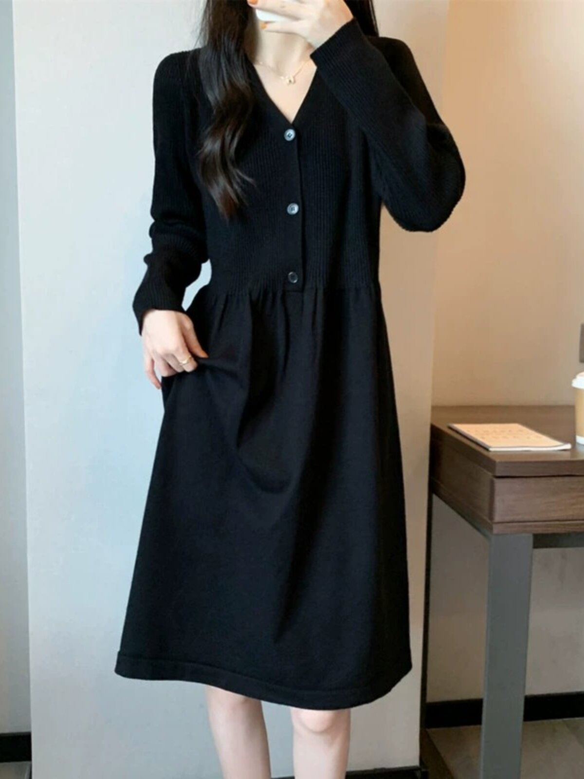 简约黑色针织裙子大码秋装内搭外穿胖妹妹显瘦遮肚V领小众连衣裙