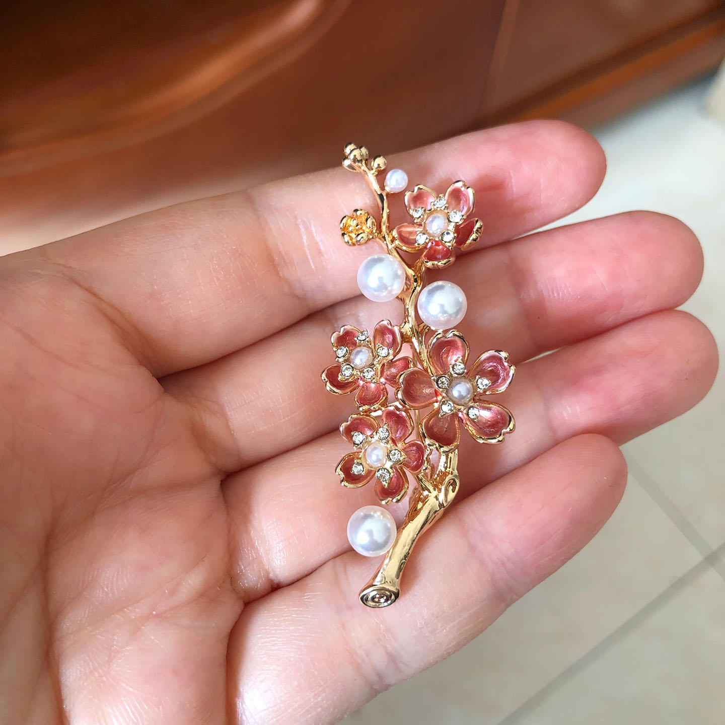时尚款仿珍珠梅花造型气质女式别针胸针