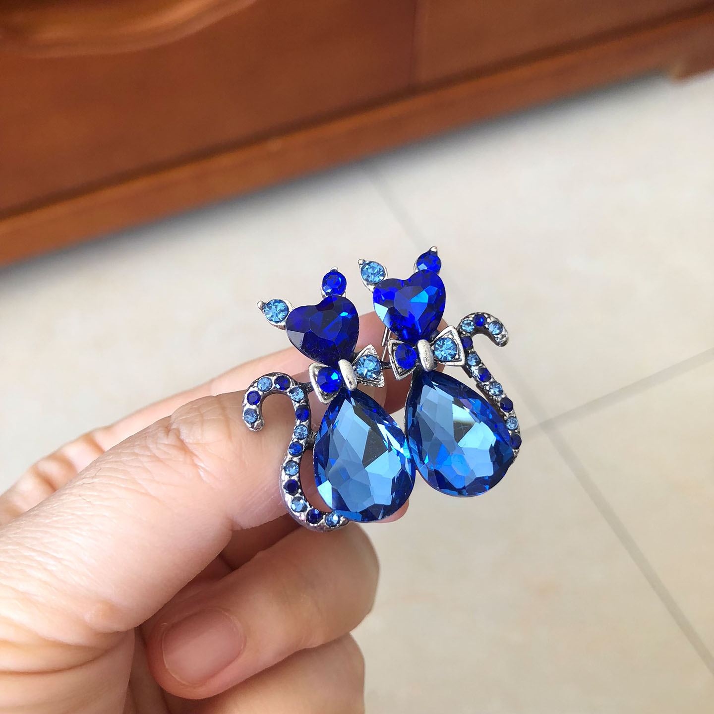 醒目蓝色蝴蝶节猫咪造型可爱别针胸针